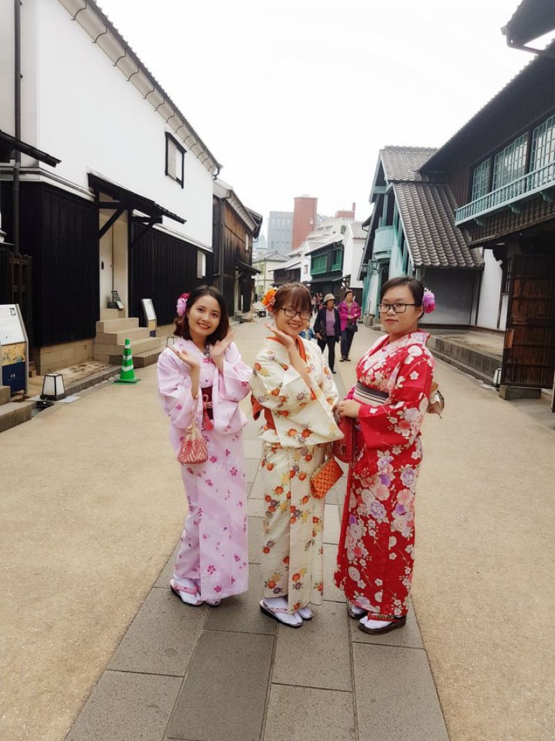 Thùy Linh tham quan Tư liệu quán cảng Dejima Thùy Linh tham quan Tư liệu quán cảng Dejima